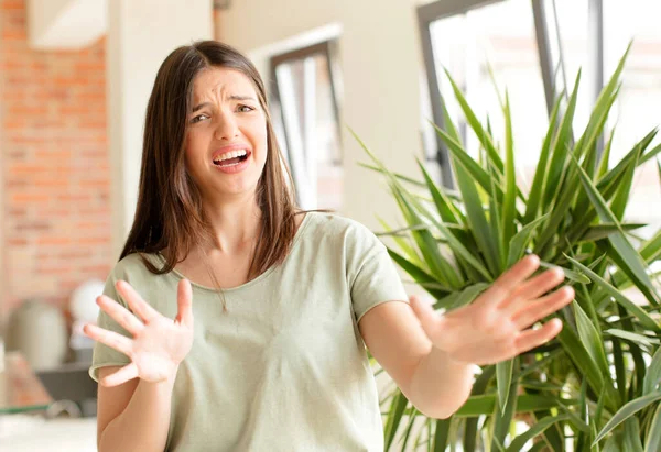 Mujer Bonita Sintiéndose Aterrorizada Retrocediendo Gritando Horror Pánico Reaccionando Una —  Fotos de Stock