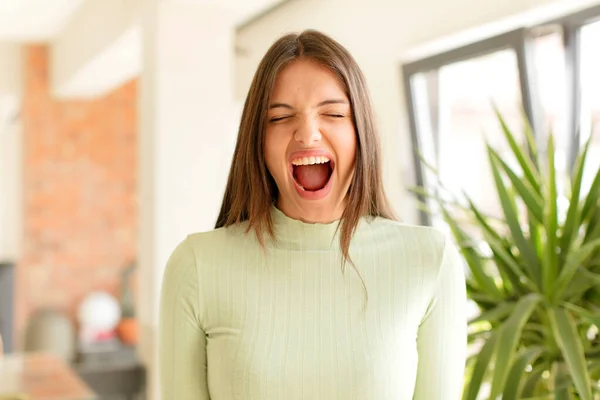 Mulher Bonita Gritando Agressivamente Olhando Muito Com Raiva Frustrado Indignado — Fotografia de Stock