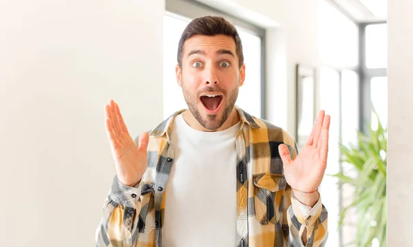 Hombre Guapo Mirando Sorprendido Asombrado Con Mandíbula Cayó Sorpresa Darse —  Fotos de Stock