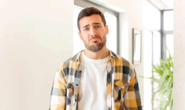 Hombre Guapo Sintiéndose Triste Quejumbroso Con Una Mirada Infeliz Llorando —  Fotos de Stock