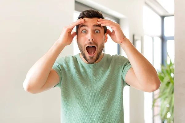 Hombre Guapo Levantando Las Manos Cabeza Con Boca Abierta Sintiéndose — Foto de Stock