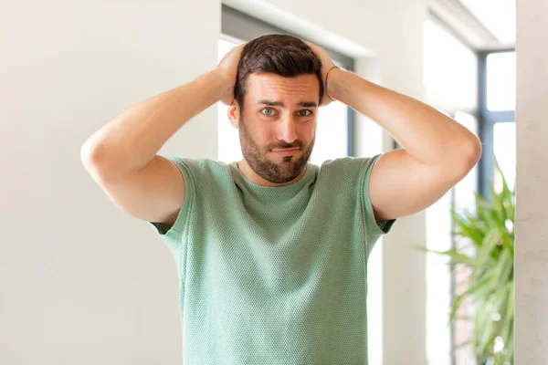 Hombre Guapo Sintiéndose Frustrado Molesto Enfermo Cansado Fracaso Harto Tareas — Foto de Stock