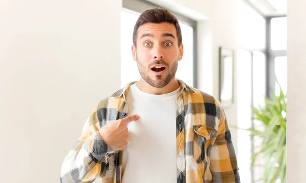 Hombre Guapo Mirando Sorprendido Sorprendido Con Boca Abierta Apuntando Mismo —  Fotos de Stock