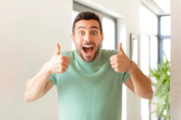 Homem Bonito Sorrindo Amplamente Olhando Feliz Positivo Confiante Bem Sucedido — Fotografia de Stock