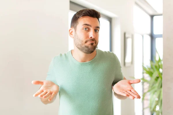 Hombre Guapo Sentirse Desconcertado Confundido Inseguro Acerca Respuesta Correcta Decisión —  Fotos de Stock