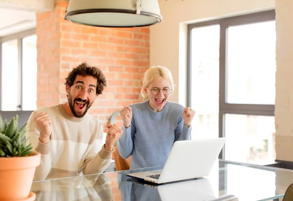 Giovane Coppia Giovane Coppia Sentirsi Scioccato Eccitato Felice Ridendo Celebrando — Foto Stock