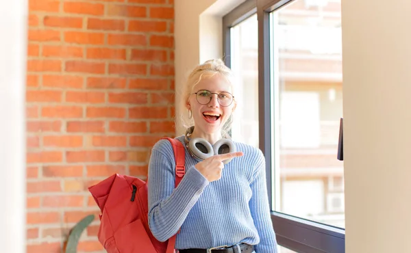 Mooie Student Kijkt Opgewonden Verrast Wijzend Naar Zijkant Omhoog Ruimte — Stockfoto