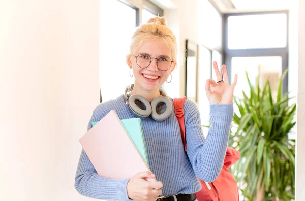 Mooie Student Voelt Zich Gelukkig Ontspannen Tevreden Het Tonen Van — Stockfoto