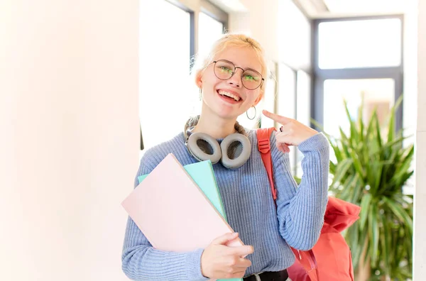 Mooie Student Glimlachend Vol Vertrouwen Wijzen Naar Een Eigen Brede — Stockfoto