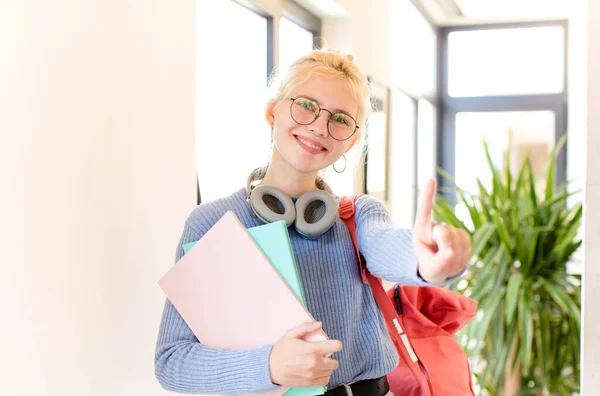 Mooie Student Glimlachen Kijken Vriendelijk Tonen Nummer Een Eerste Met — Stockfoto