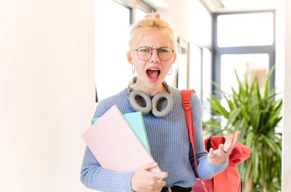 Mooie Student Kijken Boos Geïrriteerd Gefrustreerd Schreeuwen Wtf Wat Mis — Stockfoto