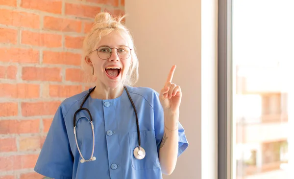 Ładna Pielęgniarka Czuje Się Jak Szczęśliwy Podekscytowany Geniusz Realizacji Pomysłu — Zdjęcie stockowe