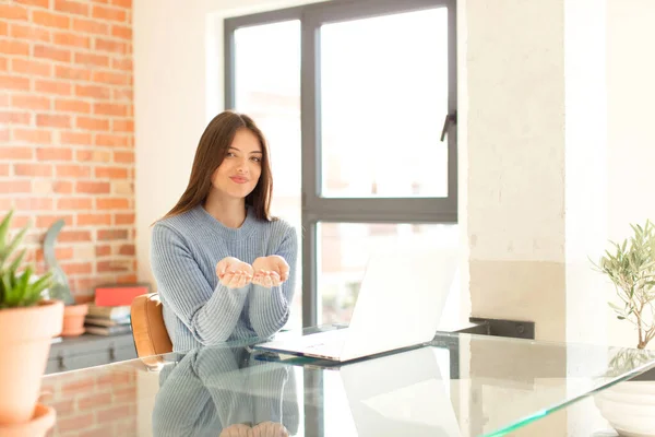 Vacker Kvinna Ler Glatt Med Vänlig Säker Positiv Look Erbjuder — Stockfoto