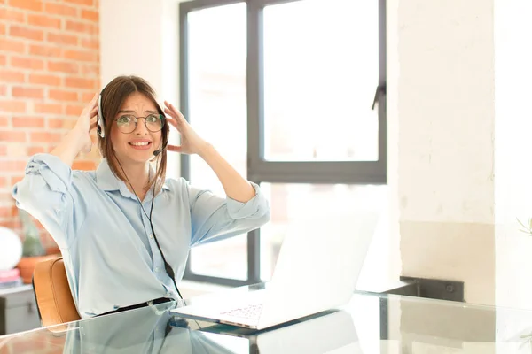 Ganska Telemarketer Känsla Stressad Orolig Orolig Eller Rädd Med Händerna — Stockfoto