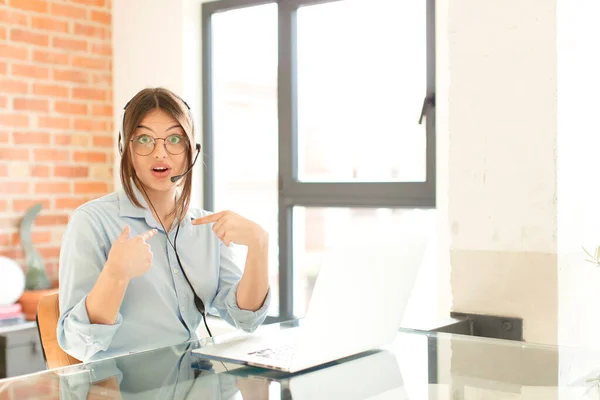 Pretty Telemarketer Feeling Happy Surprised Proud Pointing Self Excited Amazed — Stock Photo, Image