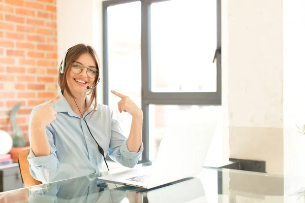 Ganska Telemarketer Ler Tryggt Pekar Egen Bred Leende Positiv Avslappnad — Stockfoto