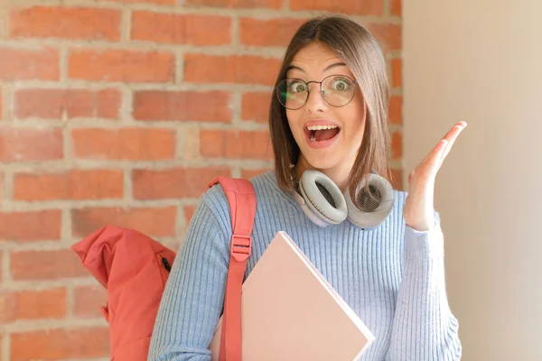 Mooie Student Zich Gelukkig Voelen Opgewonden Verrast Geschokt Glimlachend Verbaasd — Stockfoto