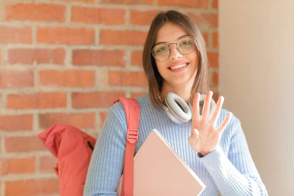 Mooie Student Glimlachen Kijken Vriendelijk Tonen Nummer Vier Vierde Met — Stockfoto