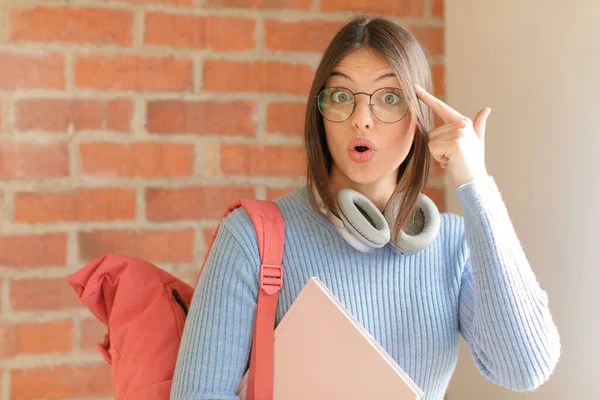 Mooie Student Kijkt Verrast Open Mond Geschokt Realiseert Een Nieuwe — Stockfoto