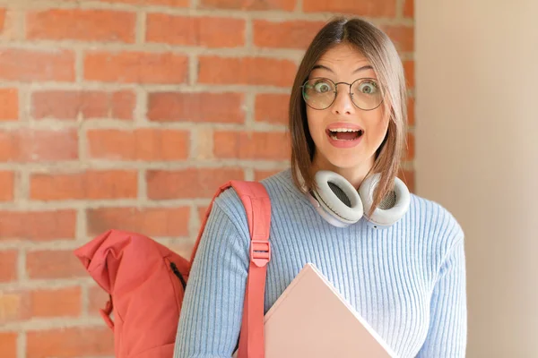 Mooie Student Kijken Blij Aangenaam Verrast Opgewonden Met Een Gefascineerde — Stockfoto