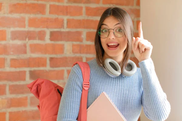 Mooie Student Voelen Als Een Gelukkig Opgewonden Genie Het Realiseren — Stockfoto