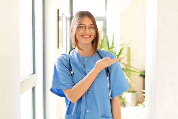 Enfermeira Bonita Sorrindo Alegremente Sentindo Feliz Mostrando Conceito Espaço Cópia — Fotografia de Stock