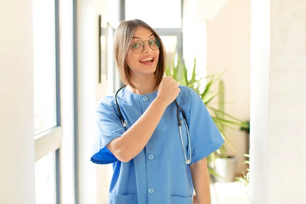 Ładna Pielęgniarka Czuje Się Szczęśliwy Pozytywny Udany Zmotywowany Gdy Stoi — Zdjęcie stockowe