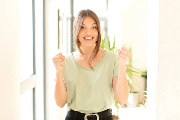 Mooie Vrouw Voelt Zich Geschokt Opgewonden Gelukkig Lachen Vieren Succes — Stockfoto