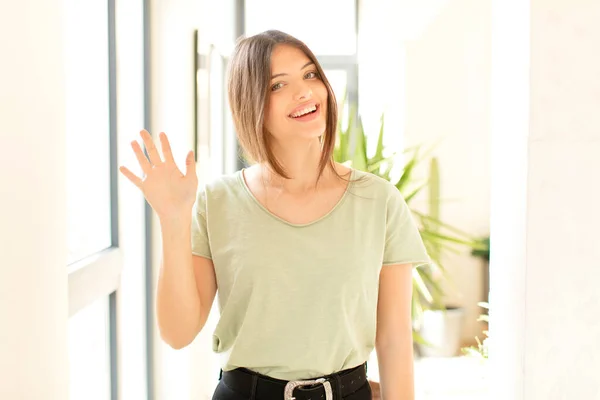 Mulher Bonita Sorrindo Feliz Alegremente Acenando Mão Acolhendo Cumprimentando Você — Fotografia de Stock