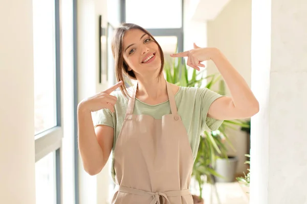 Güzel Bir Kadın Kendine Güvenerek Gülümseyerek Kendi Geniş Gülümsemesini Pozitif — Stok fotoğraf