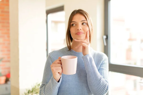 Mooie Vrouw Glimlachen Gelukkig Dagdromen Twijfelen Kijken Naar Zijkant — Stockfoto