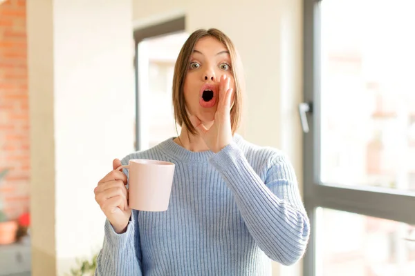 Bella Donna Sentirsi Felice Eccitato Positivo Dando Grande Grido Con — Foto Stock