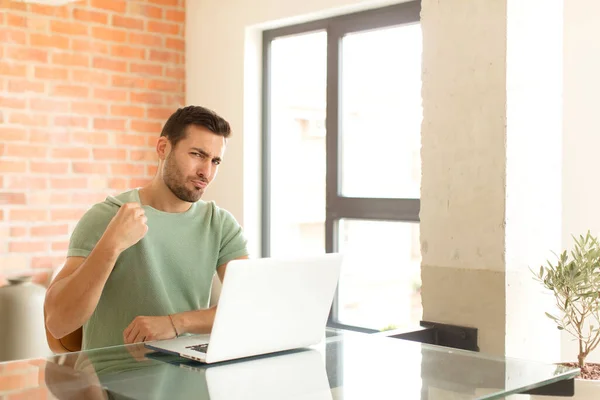 Stilig Man Ser Arrogant Framgångsrik Positiv Och Stolt Pekar Sig — Stockfoto