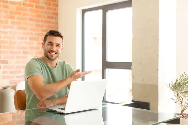 Homem Bonito Sorrindo Alegremente Sentindo Feliz Mostrando Conceito Espaço Cópia — Fotografia de Stock