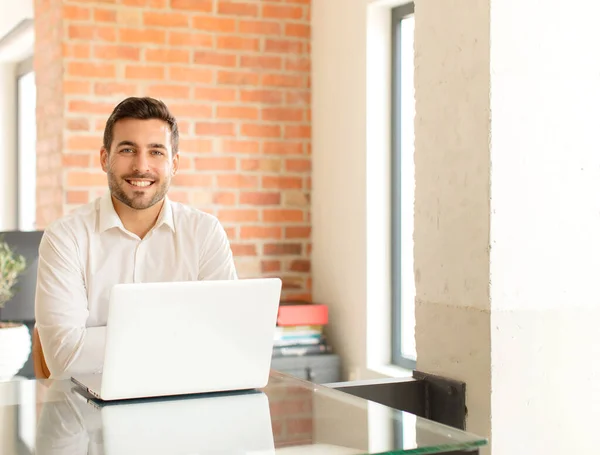 Bonito Empresário Sorrindo Feliz Com Uma Mão Quadril Confiante Positivo — Fotografia de Stock