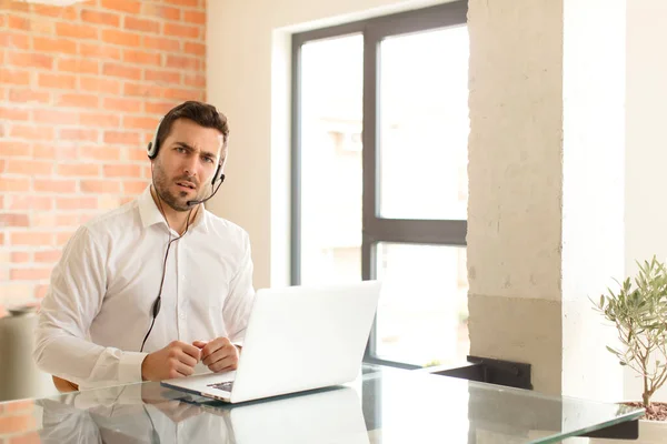 Handsome Telemarketer Feeling Puzzled Confused Dumb Stunned Expression Looking Something — Φωτογραφία Αρχείου