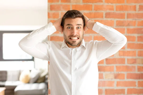 Przystojny Biznesmen Uczucie Zestresowany Zmartwiony Zaniepokojony Lub Przestraszony Rękami Głowie — Zdjęcie stockowe