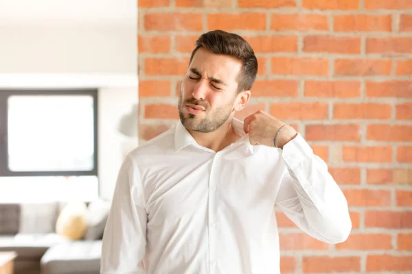 Bello Uomo Affari Sensazione Stress Ansioso Stanco Frustrato Tirando Collo — Foto Stock