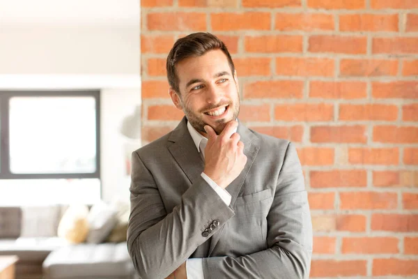 Schöner Geschäftsmann Mit Glücklichem Selbstbewusstem Gesichtsausdruck Die Hand Kinn Fragend — Stockfoto