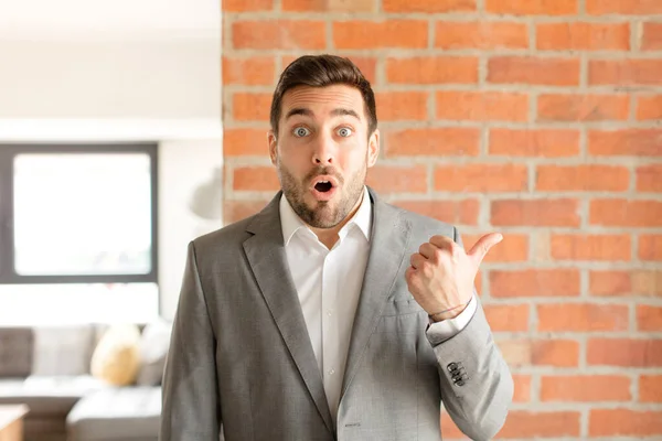 Handsome Businessman Looking Astonished Disbelief Pointing Object Side Saying Wow — Stock Photo, Image