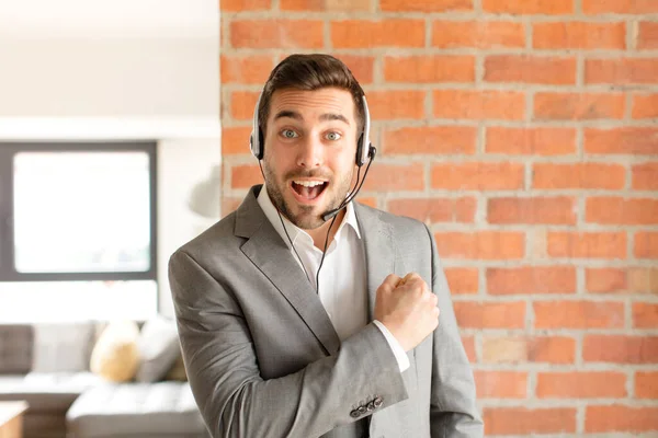 Telemarketer Guapo Sentirse Feliz Positivo Exitoso Motivado Cuando Enfrenta Desafío —  Fotos de Stock