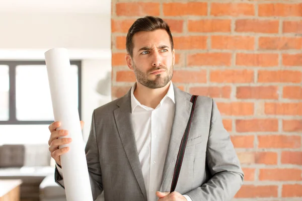 Arquitecto Guapo Sintiéndose Desconcertado Confundido Arañando Cabeza Mirando Lado —  Fotos de Stock