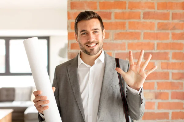 Arquiteto Bonito Sorrindo Olhando Amigável Mostrando Número Cinco Quinto Com — Fotografia de Stock