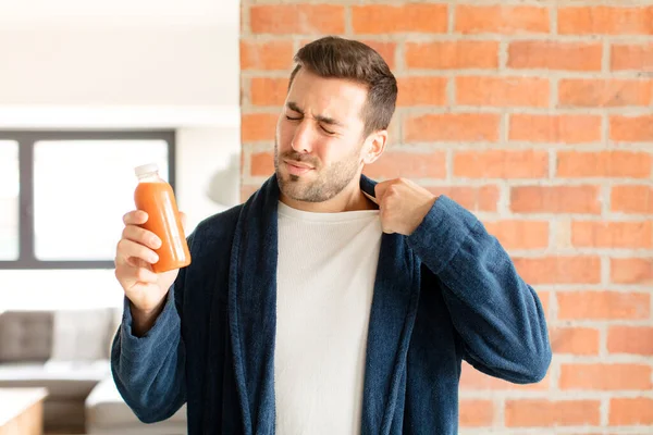 Knappe Man Voelt Zich Gestrest Angstig Moe Gefrustreerd Trekken Shirt — Stockfoto