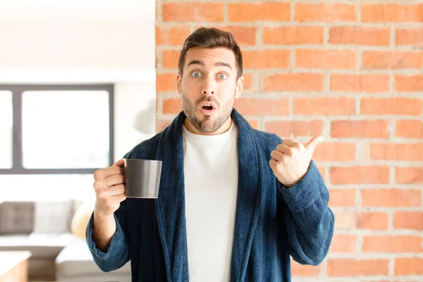 Homem Bonito Olhando Espantado Descrença Apontando Para Objeto Lado Dizendo — Fotografia de Stock