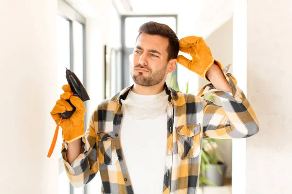 Klusjesman Die Zich Verward Verward Voelt Hoofd Krabt Opzij Kijkt — Stockfoto