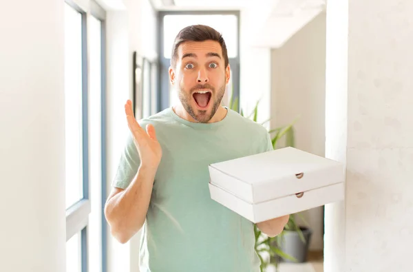 Hombre Guapo Sintiéndose Feliz Emocionado Sorprendido Sorprendido Sonriendo Asombrado Por — Foto de Stock