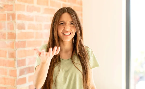 Mujer Bonita Mirando Enojado Molesto Frustrado Gritando Wtf Que Está —  Fotos de Stock