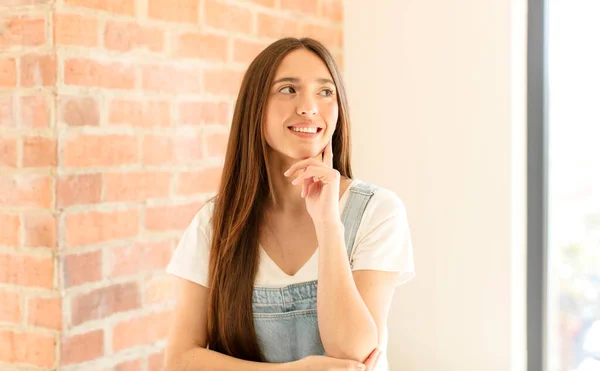 Bonita Mujer Sonriendo Feliz Soñando Despierto Dudando Mirando Lado —  Fotos de Stock