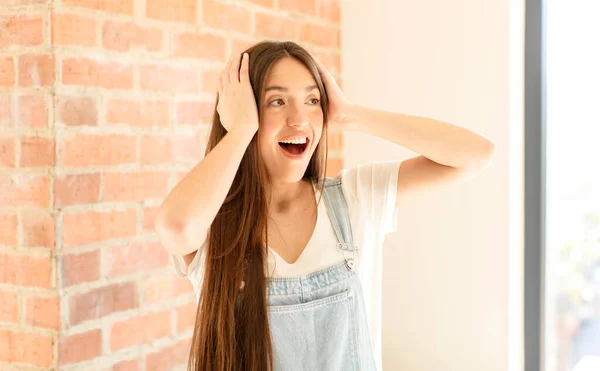 Mulher Bonita Sentindo Feliz Animado Surpreso Olhando Para Lado Com — Fotografia de Stock